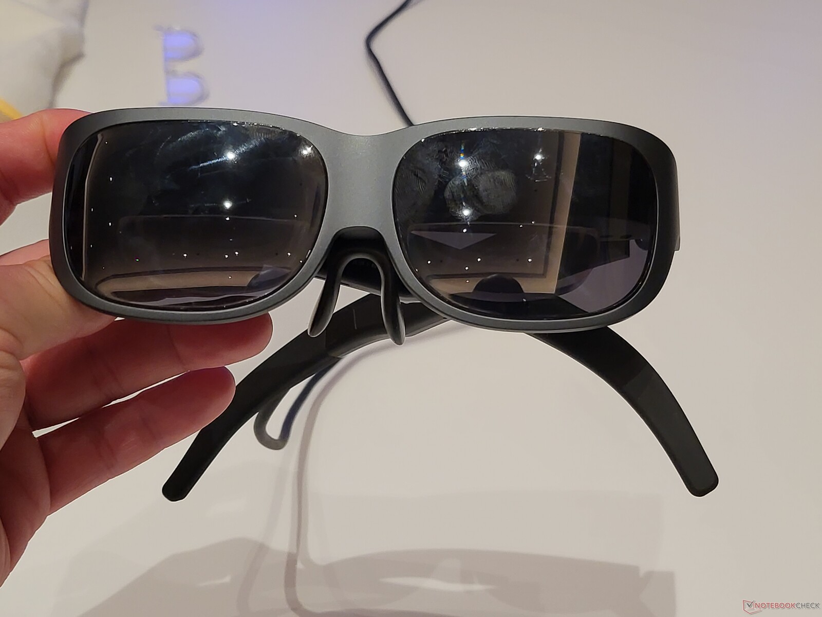 Desktop auf der Nase: Lenovo bringt Brille mit 1080p OLED-Displays