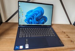 Mit dem Lenovo IdeaPad Flex 5 hat Amazon ein schönes OLED-Convertible günstig im Angebot (Bild: Allen Ngo)