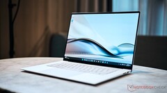 Asus setzt in seinem neuen Zenbook S16 auf die neue AMD Ryzen AI 300 Generation sowie ein Gehäuse aus Ceraluminum.