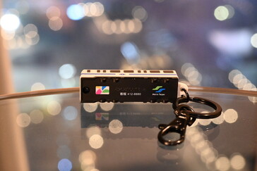 Die Unterseite mit einem Logo der Easycard Corporation auf der linken Seite. (Bildquelle: Andreas Sebayang/Notebookcheck.com)