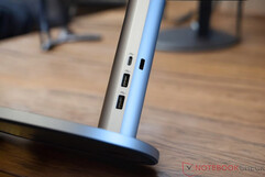 HP OmniStudio X 32 - USB-Ports im Standfuß