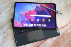 Der Stift ist im Lieferumfang des Lenovo Tab P12 enthalten, das Keyboard-Cover leider nicht (Bild: Manuel Masiero)