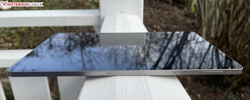 oben: Stifthalterung, Mikrofon, Lautstärkewippe (Bildquelle: Manuel Masiero)