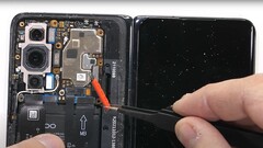 Oppo Find N: Im recht brutalen Teardown-Video von JerryRigEverything werden erstaunlich viele Dichtungen gegen das Eindringen von Wasser entdeckt.
