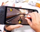 Die Nintendo Switch 2 zeigt sich relativ robust, abgesehen vom zu weichen Display. (Bildquelle: JerryRigEverything)