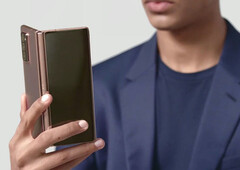 Das Samsung Galaxy Z Fold2 Aston Martin Racing Edition wird mit schickem Zubehör ausgeliefert. (Bild: Samsung)