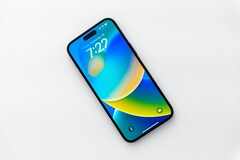 Das Apple iPhone 14 Pro Max lädt mit maximal 26,5 Watt, deutlich langsamer als die meisten Konkurrenten. (Bild: Jeremy Bezanger)