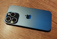 Amazon Italien verkauft das Apple iPhone 15 Pro 256GB zum Spitzenpreis mit 7% Rabatt (Bild: Florian Schmitt)