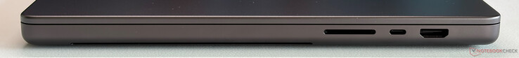 Rechts: SD-Kartenleser, USB-C 4.0 mit Thunderbolt 5 (120 Gbit/s, DisplayPort 2.1, Power Delivery), HDMI