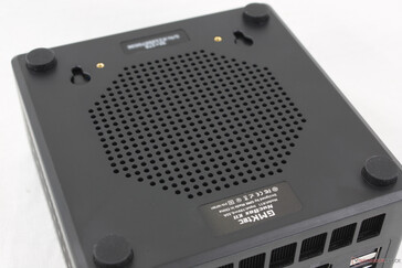 Unterseite mit Belüftung und VESA-Befestigung