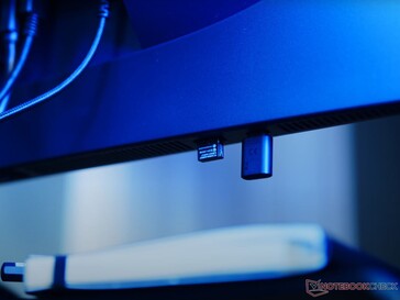 An den USB-Ports an der Unterseite lassen sich etwa Dongles anbinden (Bildquelle: Alexander Wätzel)