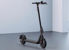 Bei Media Markt und Saturn kann der Electric Scooter 4 Lite 2nd Gen in der Black Edition für 277 Euro bestellt werden (Bild: Xiaomi)
