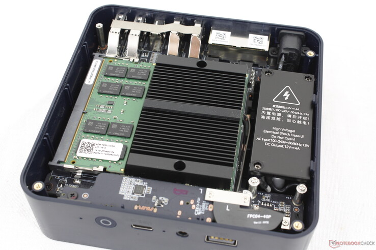 Die SSD-Steckplätze verfügen über einen eigenen Kühlkörper, was für den Preis überraschend ist