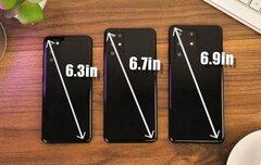 Die drei Samsung Galaxy-S20-Flaggschiffe des Jahres 2020 sind im Hands-On mit Dummys zu erahnen.