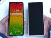 Ein Youtuber vergleicht das Dummy eines Samsung Galaxy Z Fold6 im Detail mit seinem Galaxy Z Fold5.