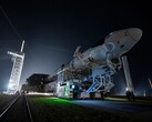 Die Falcon 9-Rakete mit dem SpaceX Dragon-Raumschiff auf dem Weg zur Startrampe (Bildquelle: SpaceX)