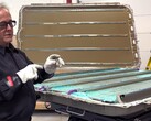 Das strukturelle 4680-Akkupaket des Cybertrucks ist schwer zu reparieren. (Bildquelle: Munro Live/YT)
