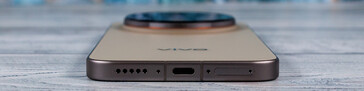 Kinnseite: Lautsprecher, Mikrofon, USB, Mikrofon, SIM (Bildquelle: Daniel Schmidt)