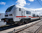 Ein Steuerwagen des ICE-L bei der Auslieferung in Spanien auf Hilfsdrehgestellen für die Breitspur. (Bildquelle: Deutsche Bahn AG / Tobias Holzer)