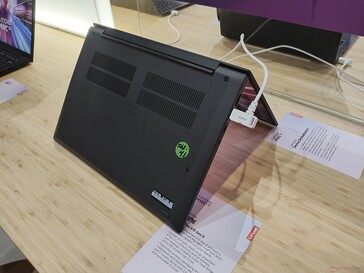 Lenovo ThinkPad X13 Gen 6: Unterseite (Bildquelle: Benjamin Herzig/Notebookcheck.com)