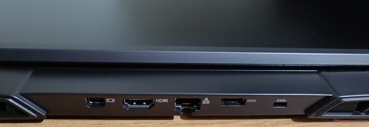 Anschlüsse auf der Rückseite: mini DisplayPort 1.4a, HDMI 2.1, 2.5 GbE-Buchse, Poer-Buchse, Kensington Lock