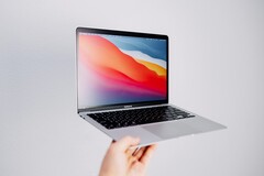 Das MacBook Air arbeitet dank Apple M1 und den Verzicht auf Lüfter komplett geräuschlos. (Bild: Isaac Martin)