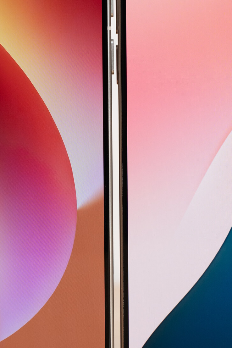 Die Displayränder des Oppo Find X8 Ultra (links) im Vergleich mit Apples iPhone 16 Pro Max.