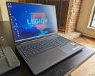 Die preiswerte RTX-4060-Konfiguration des Lenovo Legion Slim 5 16 Gaming-Laptops ist im Deal für 907 Euro erhältlich (Bildquelle: Allen Ngo)