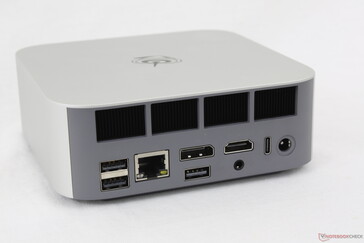 Rückseite: USB-A 3.2 (10 Gbit/s), USB-A 2.0 (480 Mbit/s), RJ-45 (2,5 Gbit/s), DisplayPort 1.4 (4K@144), USB-A 2.0 (480 Mbit/s), HDMI 2.1 (4K@120), 3,5 mm Kopfhörer, USB-C 4.0 mit DisplayPort + Power Delivery (40 Gbit/s), Netzteil