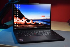 Das ThinkPad X13 Yoga Gen 4 wird im Convertible-Deal bei Lenovo mit 15% Rabatt angeboten (Bildquelle: Benjamin Herzig)
