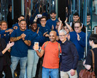 Tim Cook feiert den Marktstart der neuesten Generation von iPhone, Apple Watch und AirPods Pro mit Kund:innen und Teammitgliedern in Apple Fifth Avenue in New York (Bild: Apple).