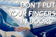 Bei diesem Test dient die Banane nicht als Referenz. Sie ersetzt vielmehr eine ungünstig positionierte menschliche Hand oder einen Finger (Bild: Out of Spec Reviews auf YouTube - bearbeitet)