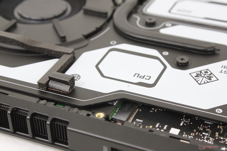 Herausnehmbares WLAN-Modul, das unter der Kühllösung verborgen ist