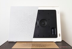 Der Ikea Symfonisk Bilderrahmen-Lautsprecher packt einen Hochtöner und einen Tieftöner ins schicke Gehäuse. (Bild: Hannes Brecher, Notebookcheck)