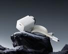 Das neue GaN-Ladegerät von OnePlus ist kompakt und kommt mit magnetischem Ladekabel (Bildquelle: OenPlus)