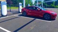 Tesla an einer neuen V4-Supercharger-Station in Frankreich (Bild: Alexandre Druliolle)