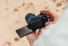 Die Sony ZV-E10 II stellt sich Smartphones mit einem größeren APS-C-Sensor und Wechselobjektiven. (Bildquelle: Sony)