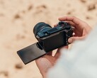 Die Sony ZV-E10 II stellt sich Smartphones mit einem größeren APS-C-Sensor und Wechselobjektiven. (Bildquelle: Sony)