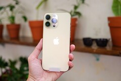 Das Apple iPhone 16 Pro soll ein größeres Gehäuse erhalten, um Platz für eine Periskop-Kamera zu schaffen. (Bild: Thai Nguyen)