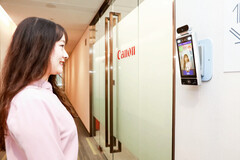 Wer nicht lächelt, der darf bei Canon in China auch nicht mehr arbeiten. (Bild: Canon)