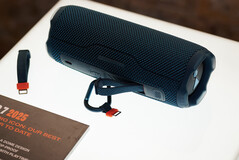 Der Flip 7 mit Zubehör. (Bildquelle: Andreas Sebayang/Notebookcheck.com)