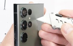 Das Samsung Galaxy S23 Ultra setzt auf robustes Gorilla Glass Victus 2 und Armor-Aluminium. (Bild: JerryRigEverything / YouTube)