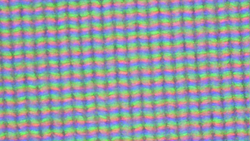 Das LC-Display setzt auf eine klassische RGB-Sub-Pixel-Matrix bestehend aus einer roten, einer blauen und einer grünen Leuchtdiode.