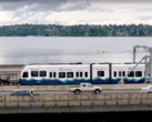 Eine Link-Light-Rail-Garnitur wird von einem Truck über die schwimmende Brücke gedrückt. (Bildquelle: Sound Transit via Youtube)