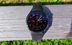 Die stylische schwarze OnePlus Watch 2 ist im Smartwatch-Deal stark rabattiert (Bildquelle: Benedikt Winkel)