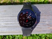 Die stylische schwarze OnePlus Watch 2 ist im Smartwatch-Deal stark rabattiert (Bildquelle: Benedikt Winkel)