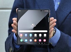 Im direkten Vergleich mit der neuen Samsung Galaxy Z Fold Special Edition sieht das Galaxy Z Fold 6 recht alt aus.