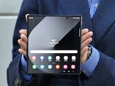 Im direkten Vergleich mit der neuen Samsung Galaxy Z Fold Special Edition sieht das Galaxy Z Fold 6 recht alt aus.