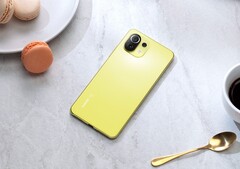 Das Xiaomi Mi 11 Lite ist ultradünn, recht günstig und mit einer ordentlichen Kamera ausgestattet. (Bild: Xiaomi)