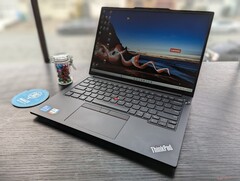 Amazon verkauft das spanische Lenovo ThinkPad E14 Gen 5 heute zum Knallerpreis mit über 300 Euro Rabatt (Bildquelle: Allen Ngo)